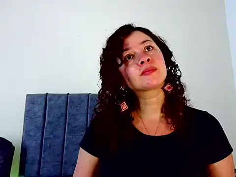 Snapshot of ArtesanaMK chatting on 10.04.25 ArtesanaMK online show from 10.04.25