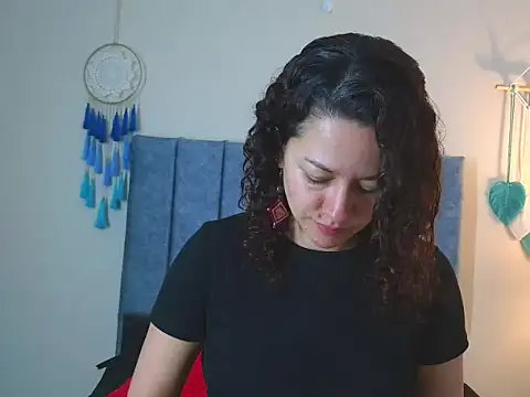 Snapshot of ArtesanaMK chatting on 10.17.25 ArtesanaMK online show from 10.17.25