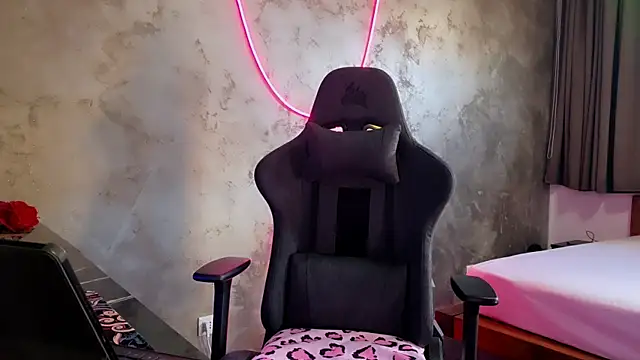 Snapshot of LeylaRosse chatting on 09.30.25 LeylaRosse online show from 09.30.25