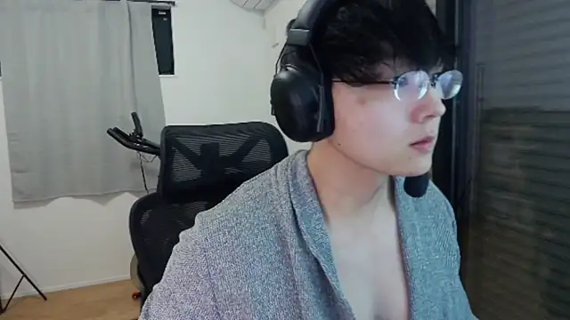 Snapshot of Tkcqcc chatting on 10.26.25 Tkcqcc online show from 10.26.25