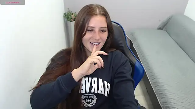 Snapshot of valerie_diaz1 chatting on 09.30.25 valerie diaz1 online show from 09.30.25