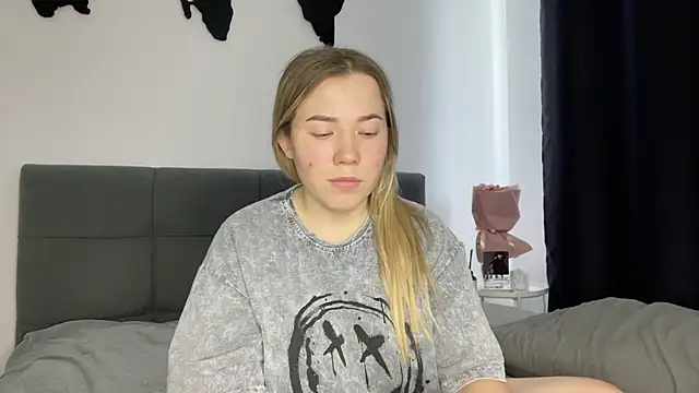 Embersweetbunny online show from 01.03.25