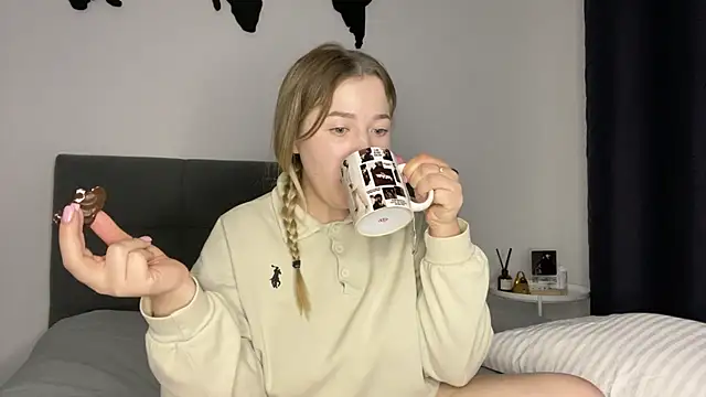 Embersweetbunny online show from 01.19.25