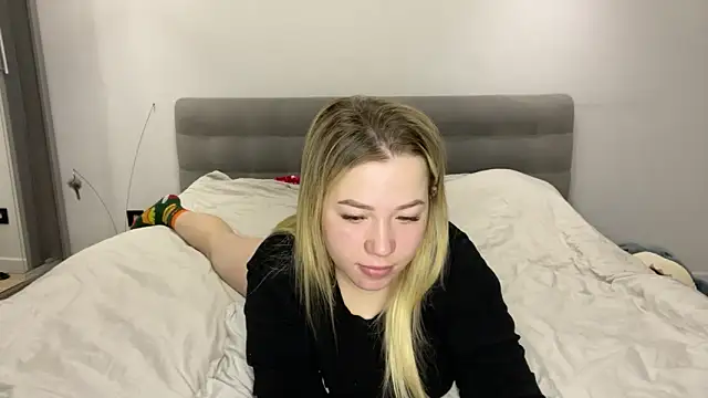 Embersweetbunny online show from 11.30.25