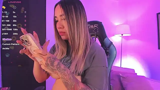 Snapshot of pink_quarz chatting on 10.03.25 pink quarz online show from 10.03.25