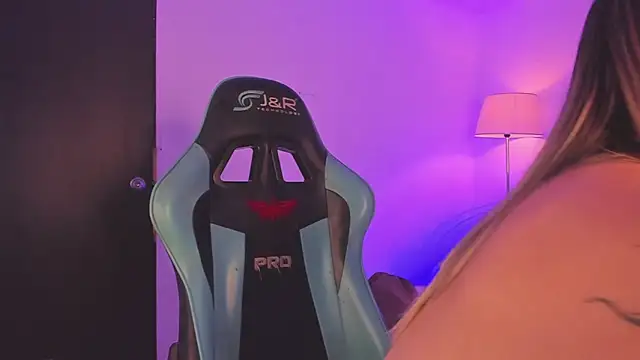 Snapshot of pink_quarz chatting on 10.21.25 pink quarz online show from 10.21.25