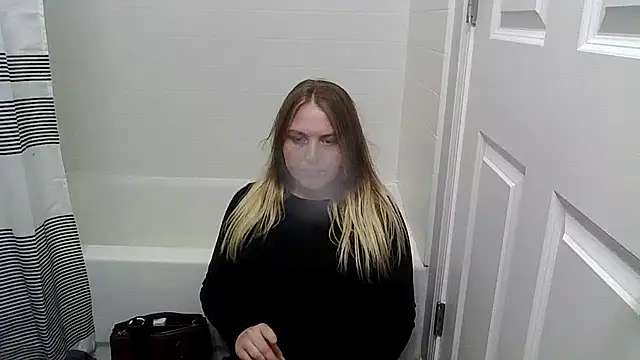 Snapshot of PhatAssBlond chatting on 12.21.24 PhatAssBlond online show from 12.21.24
