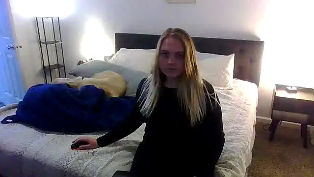 Snapshot of PhatAssBlond chatting on 12.21.24 PhatAssBlond online show from 12.21.24