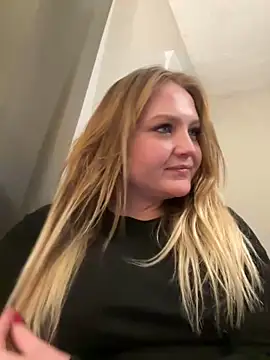 Snapshot of PhatAssBlond chatting on 01.01.25 PhatAssBlond online show from 01.01.25