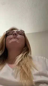 Snapshot of PhatAssBlond chatting on 01.09.25 PhatAssBlond online show from 01.09.25