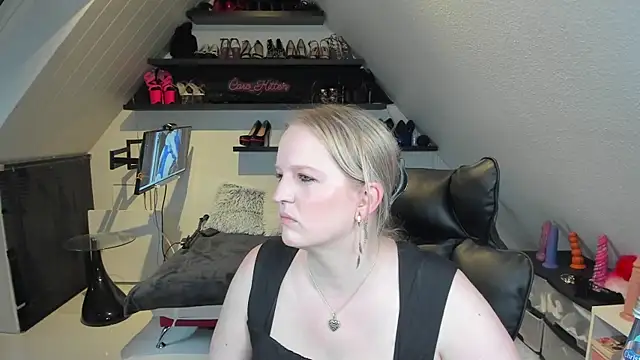 caro kitten online show from 04.13.26