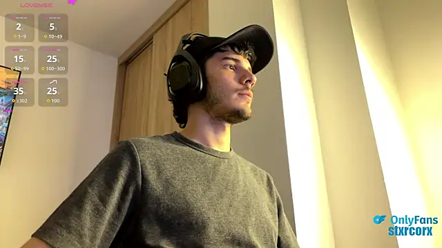 Snapshot of ilytheo chatting on 10.08.25 ilytheo online show from 10.08.25