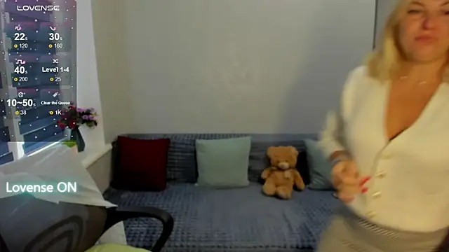 Snapshot of sweet___margaret chatting on 10.15.25 sweet   margaret online show from 10.15.25