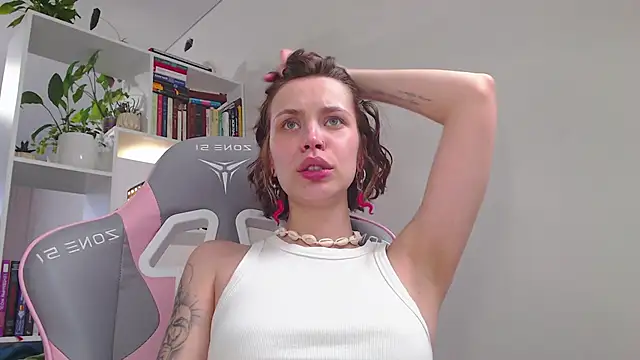 Snapshot of milly_ross chatting on 02.16.25 milly ross online show from 02.16.25