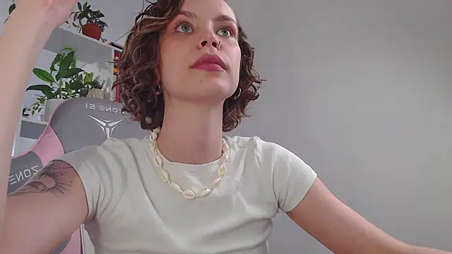 Snapshot of milly_ross chatting on 03.20.25 milly ross online show from 03.20.25