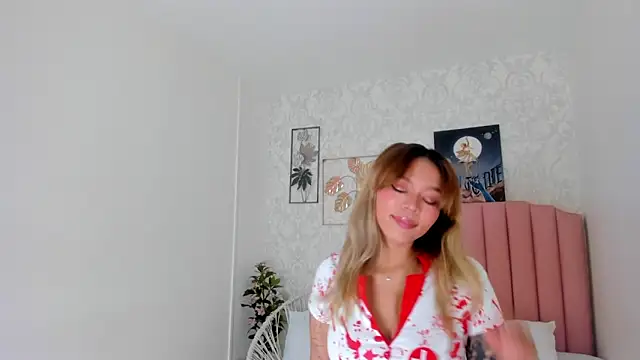 Snapshot of Adria_ross chatting on 10.31.25 Adria ross online show from 10.31.25