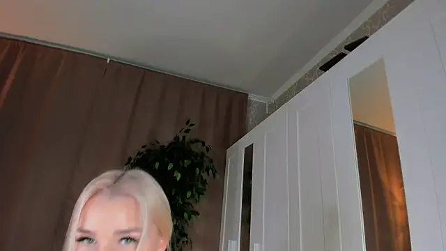 Snapshot of FrauSophia chatting on 02.01.25 FrauSophia online show from 02.01.25