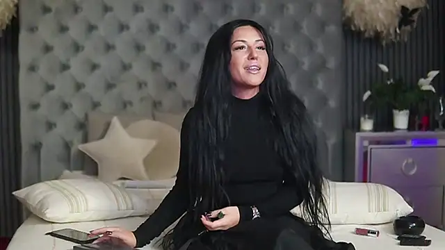 Snapshot of AmelyNoir chatting on 12.29.24 AmelyNoir online show from 12.29.24