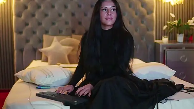 Snapshot of AmelyNoir chatting on 12.30.24 AmelyNoir online show from 12.30.24