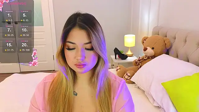 Snapshot of DaniellaMell chatting on 09.19.25 DaniellaMell online show from 09.19.25