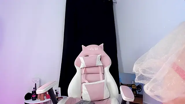 Snapshot of lovely_kitt chatting on 02.08.25 lovely kitt online show from 02.08.25
