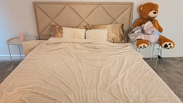 IceDanielles online show from 04.07.26