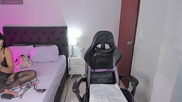 Snapshot of evelyn_23 chatting on 10.22.25 evelyn 23 online show from 10.22.25