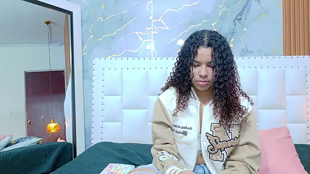 Snapshot of littleebonny chatting on 10.10.25 littleebonny online show from 10.10.25