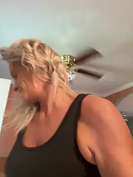 Snapshot of vixendoll87 chatting on 10.01.25 vixendoll87 online show from 10.01.25