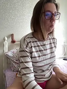 Snapshot of BeatriceTender chatting on 09.29.25 BeatriceTender online show from 09.29.25