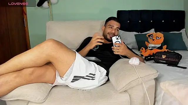 Snapshot of Neganhot_ chatting on 11.12.25 Neganhot online show from 11.12.25