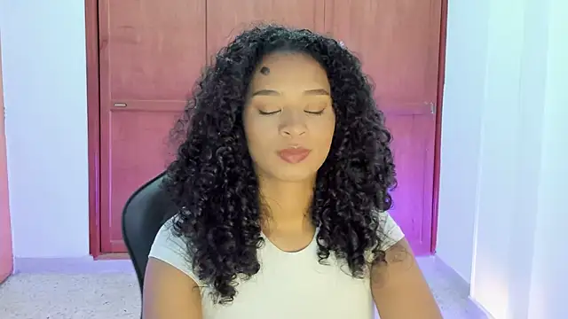 Snapshot of avellanatammy chatting on 01.08.25 avellanatammy online show from 01.08.25