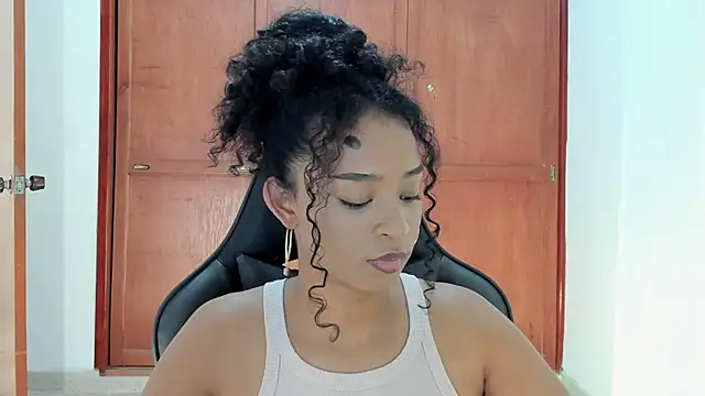 Snapshot of avellanatammy chatting on 01.10.25 avellanatammy online show from 01.10.25