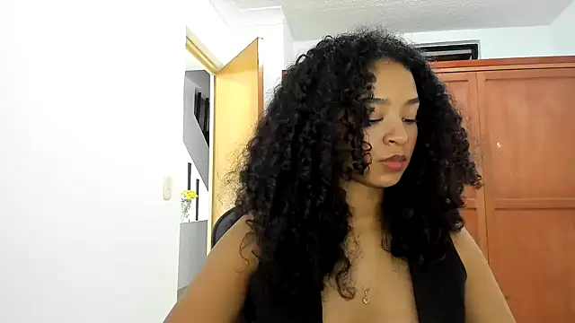 Snapshot of avellanatammy chatting on 02.16.25 avellanatammy online show from 02.16.25