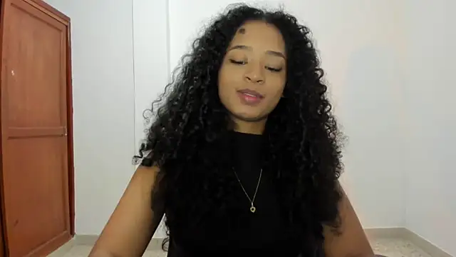 Snapshot of avellanatammy chatting on 10.10.25 avellanatammy online show from 10.10.25