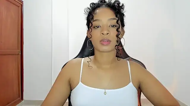 Snapshot of avellanatammy chatting on 10.14.25 avellanatammy online show from 10.14.25