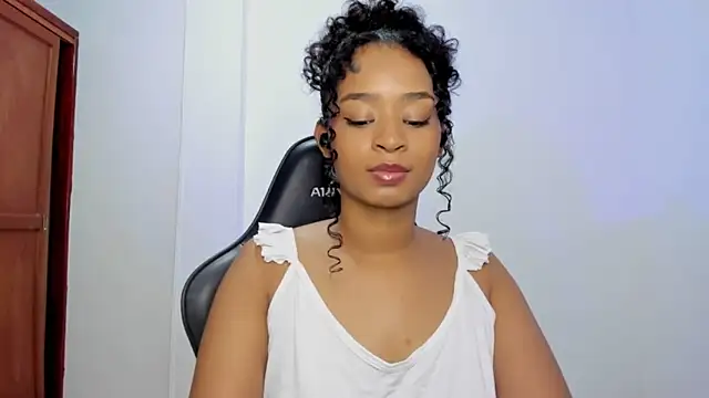 Snapshot of avellanatammy chatting on 10.29.25 avellanatammy online show from 10.29.25