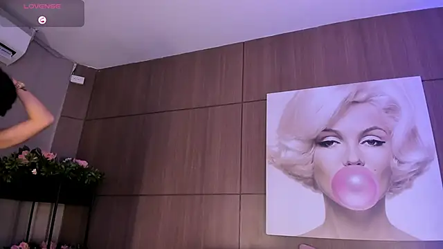 Snapshot of AgattaDuque chatting on 09.24.25 AgattaDuque online show from 09.24.25