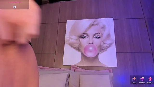 Snapshot of AgattaDuque chatting on 10.12.25 AgattaDuque online show from 10.12.25