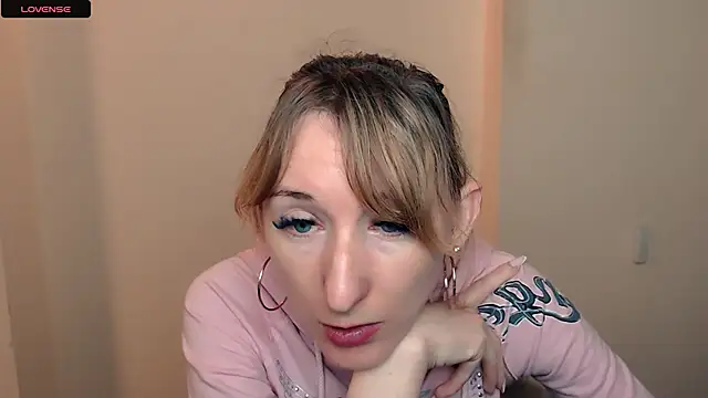 Snapshot of AmandaSell chatting on 09.19.25 AmandaSell online show from 09.19.25