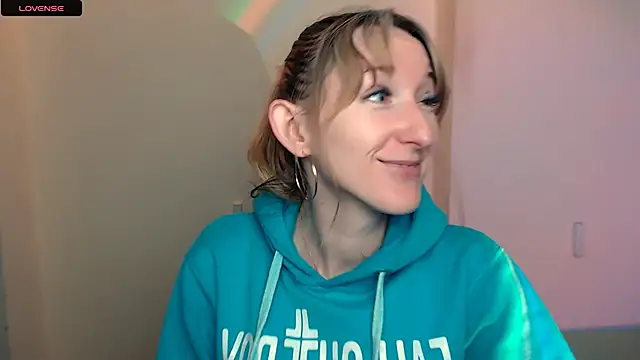 Snapshot of AmandaSell chatting on 09.29.25 AmandaSell online show from 09.29.25