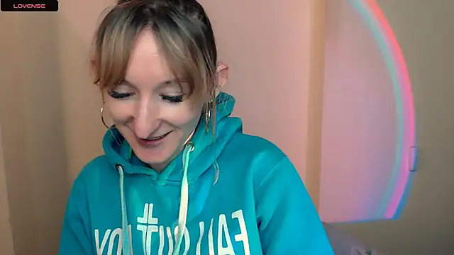 Snapshot of AmandaSell chatting on 09.30.25 AmandaSell online show from 09.30.25