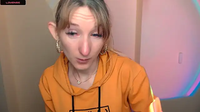 Snapshot of AmandaSell chatting on 10.04.25 AmandaSell online show from 10.04.25