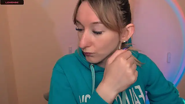 Snapshot of AmandaSell chatting on 10.08.25 AmandaSell online show from 10.08.25