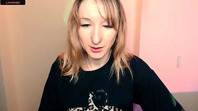 Snapshot of AmandaSell chatting on 10.13.25 AmandaSell online show from 10.13.25