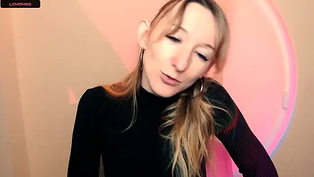 Snapshot of AmandaSell chatting on 10.15.25 AmandaSell online show from 10.15.25