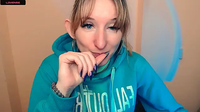 Snapshot of AmandaSell chatting on 10.16.25 AmandaSell online show from 10.16.25