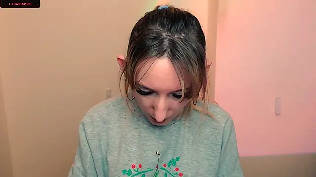 Snapshot of AmandaSell chatting on 10.21.25 AmandaSell online show from 10.21.25