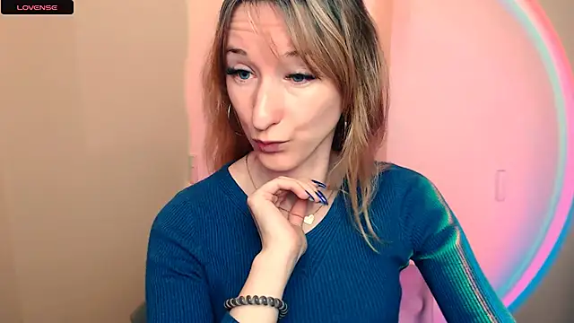 Snapshot of AmandaSell chatting on 10.23.25 AmandaSell online show from 10.23.25