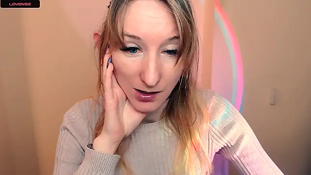 Snapshot of AmandaSell chatting on 10.24.25 AmandaSell online show from 10.24.25